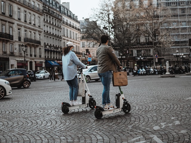personas desplazándose en patinete eléctrico